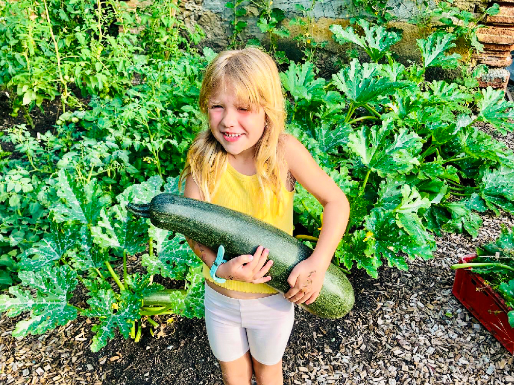 Holly tient une grosse courge