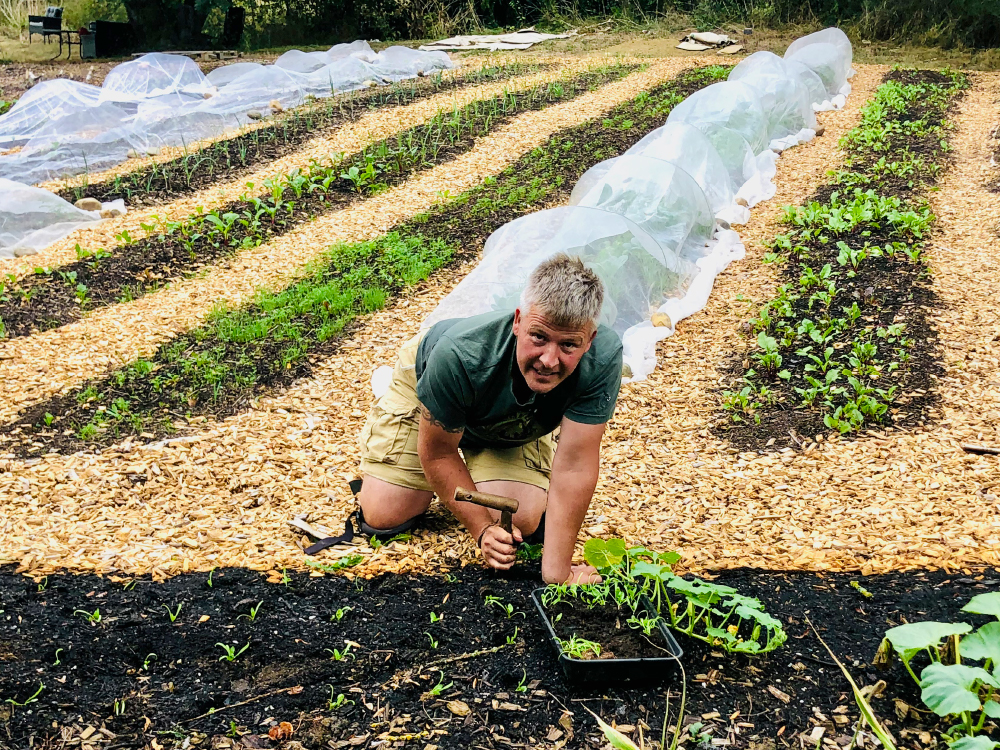 Julian travaille à la ferme