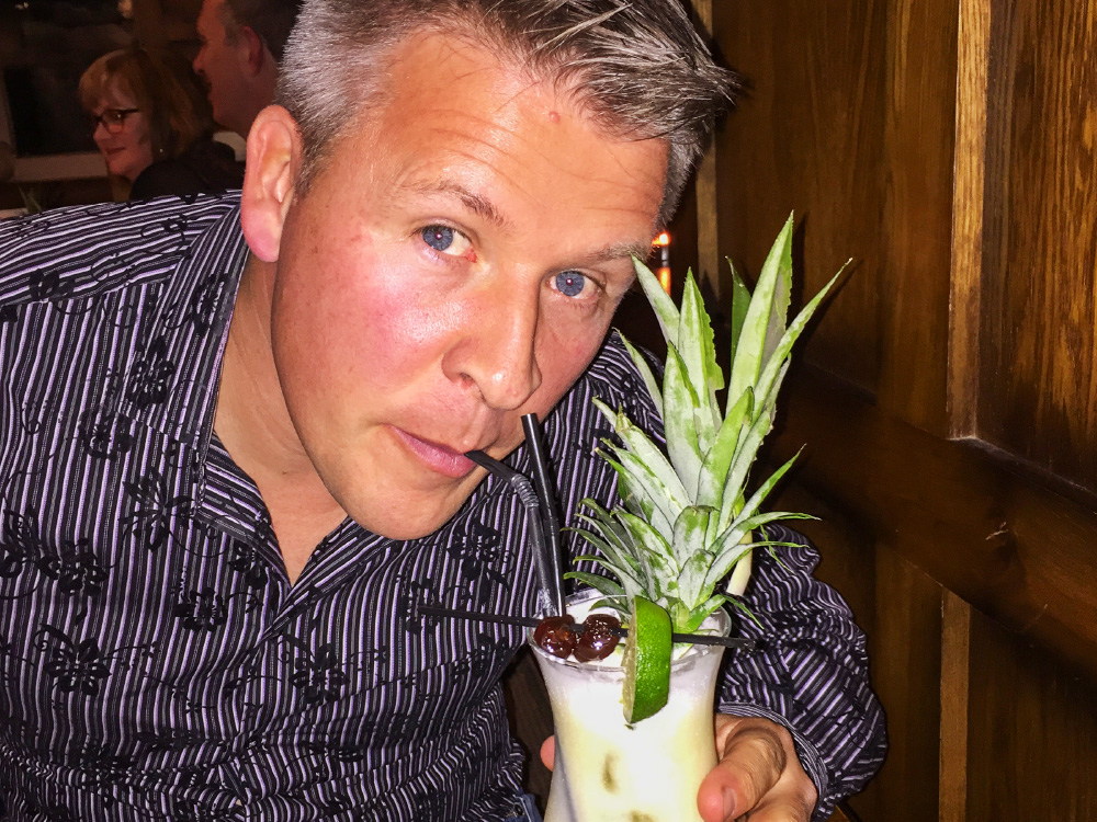 Julian buvant un cocktail