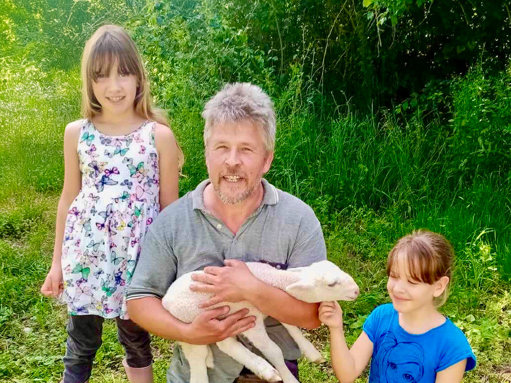 Julian avec un agneau