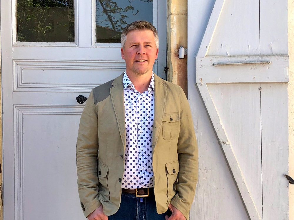 Julian devant la porte du château