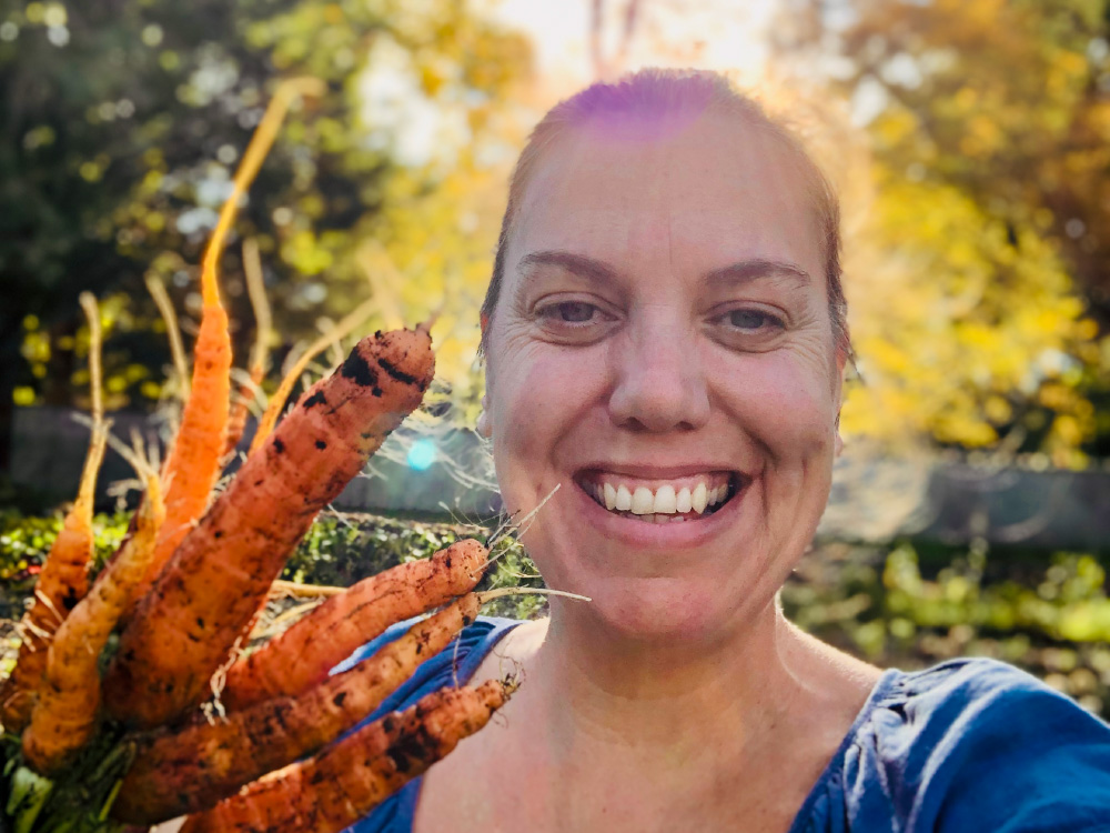 Leanne avec des carottes fraîchement récoltées
