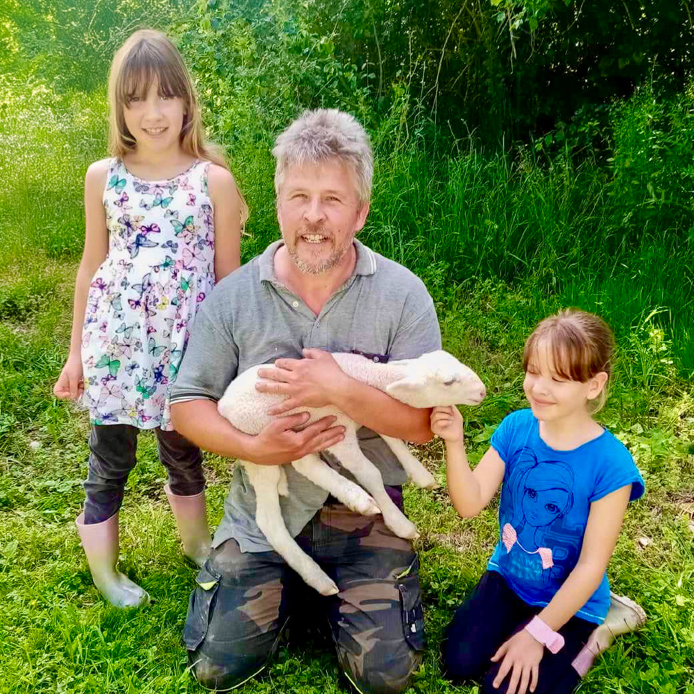 Julian avec les jumelles et un agneau