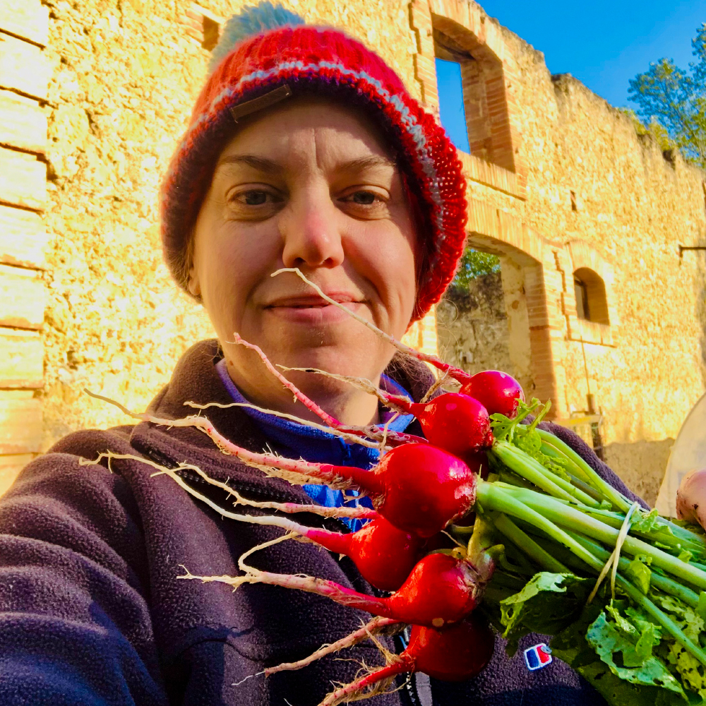 Leanne avec des radis