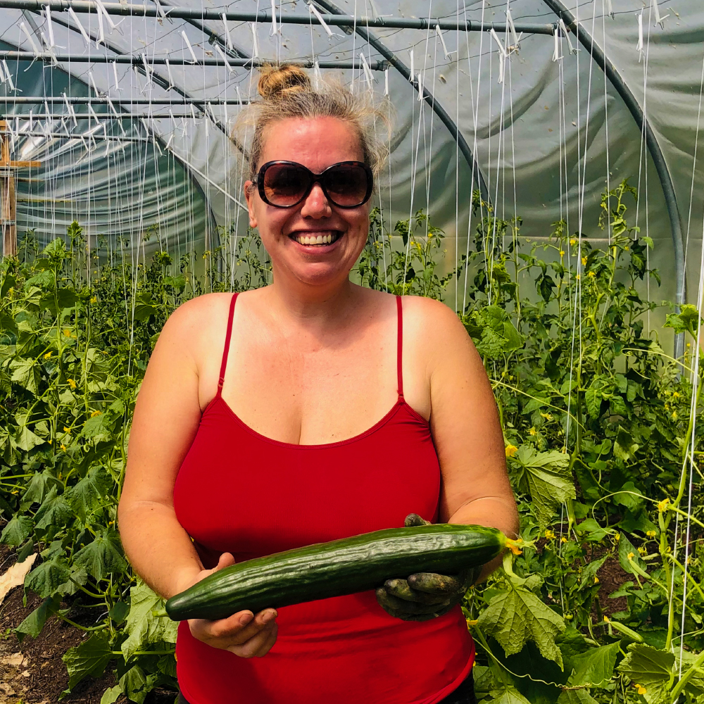 Leanne avec un gros concombre