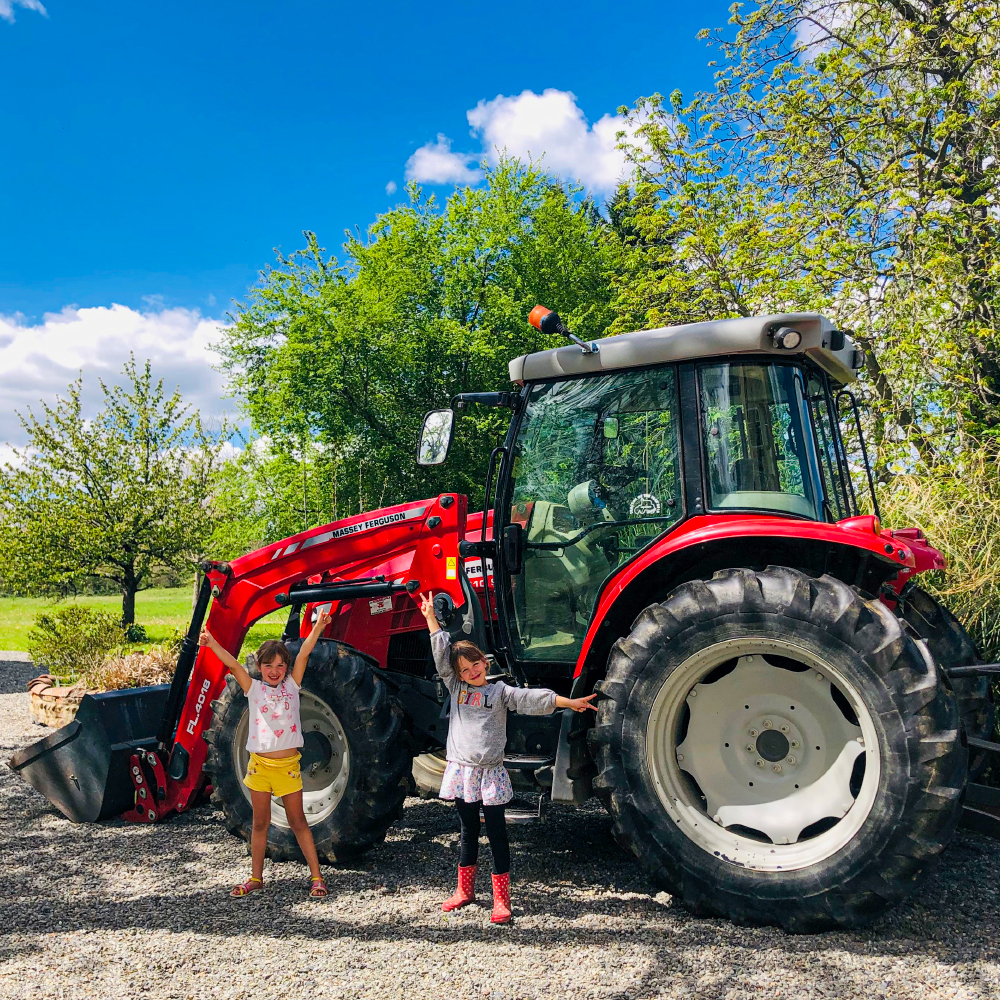 Les jumelles devant un gros tracteur
